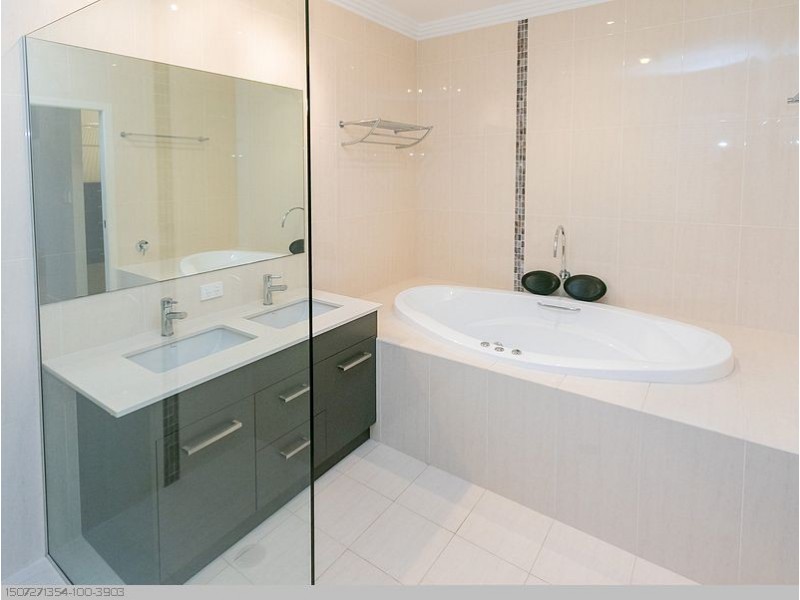 16 Pilot Street, Urangan QLD 4655