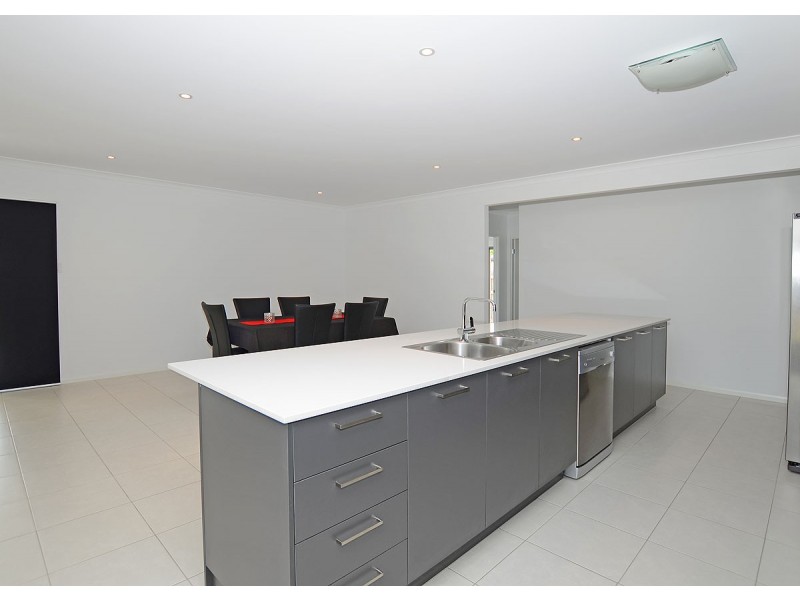48 Hughes Road, Urangan QLD 4655