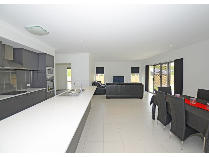 48 Hughes Road, Urangan QLD 4655