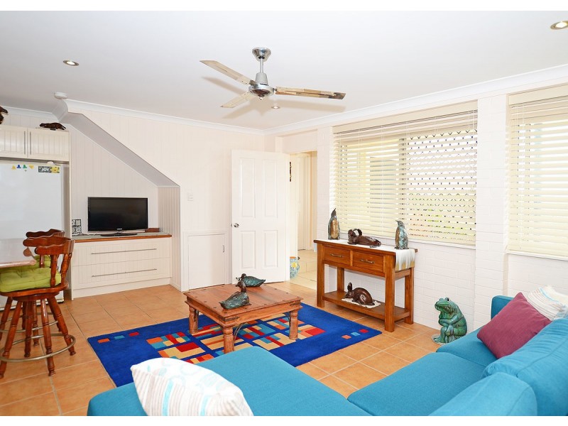 8 Dayman Street, Urangan QLD 4655