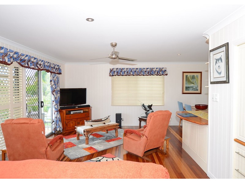 8 Dayman Street, Urangan QLD 4655