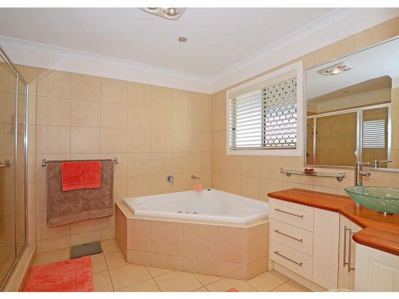 8 Dayman Street, Urangan QLD 4655