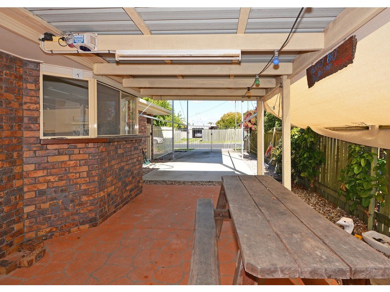 9 Limpus Street, Urangan QLD 4655