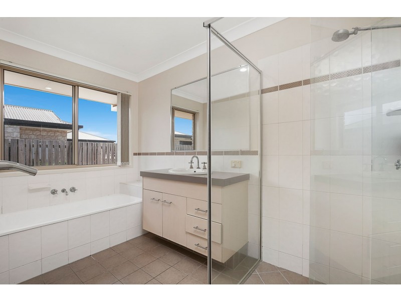 74 Wattle Street, Point Vernon QLD 4655