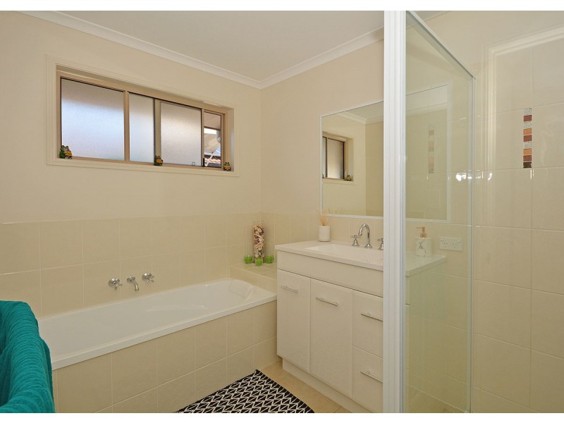 27 Spinnaker Drive, Point Vernon QLD 4655
