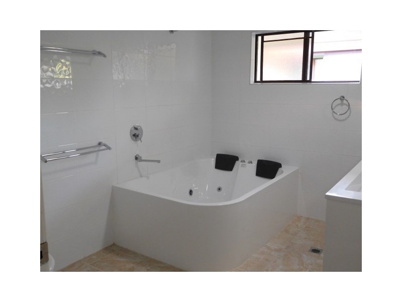 64 Esplanade, Point Vernon QLD 4655