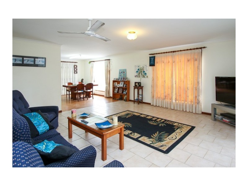 81 Hammond Street, Urangan QLD 4655