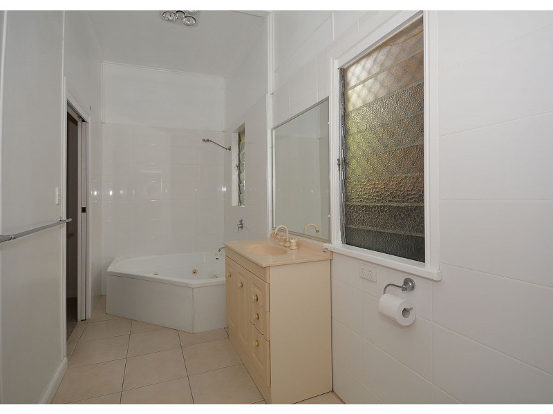 31-33 Urangan Street, Torquay QLD 4655