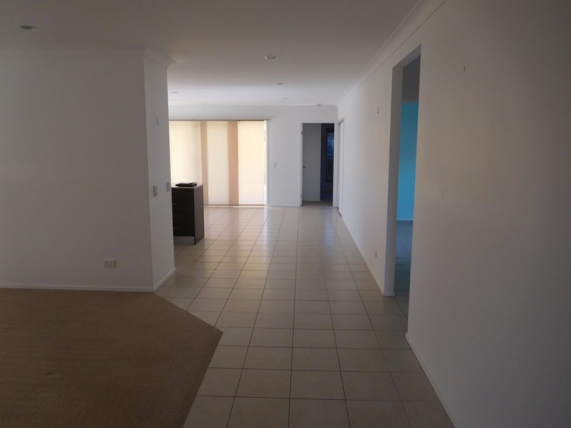 17 Santa Maria, Eli Waters QLD 4655