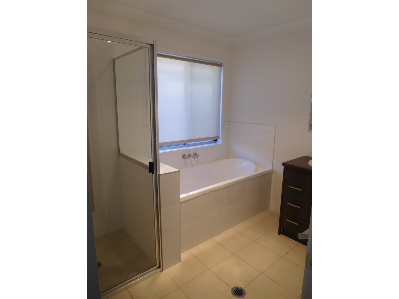 17 Santa Maria, Eli Waters QLD 4655