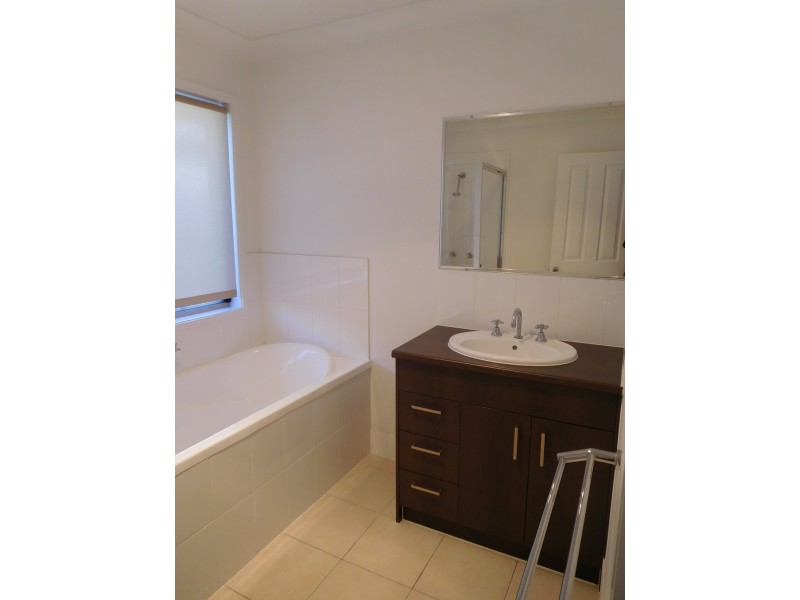 17 Santa Maria, Eli Waters QLD 4655