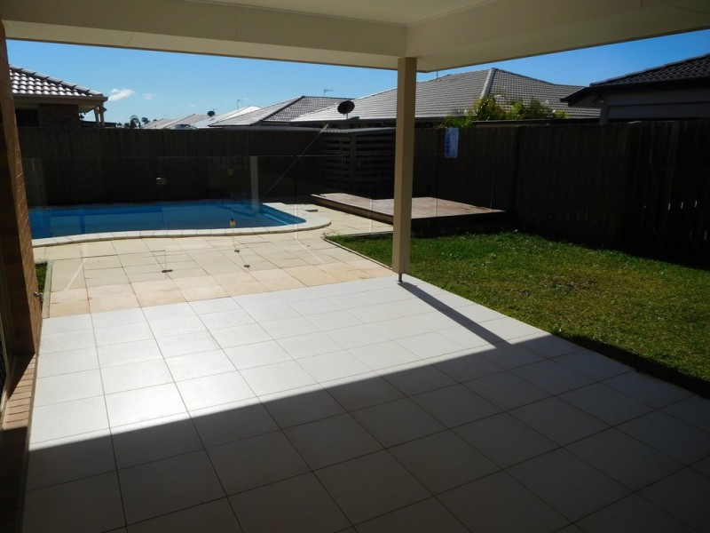 17 Santa Maria, Eli Waters QLD 4655