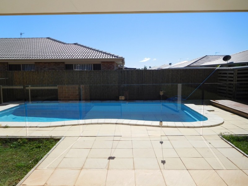 17 Santa Maria, Eli Waters QLD 4655