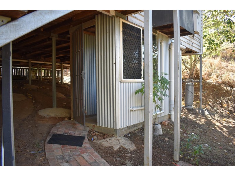 42 Gordon Street, Mount Morgan QLD 4714