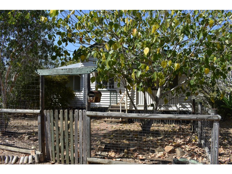 42 Gordon Street, Mount Morgan QLD 4714