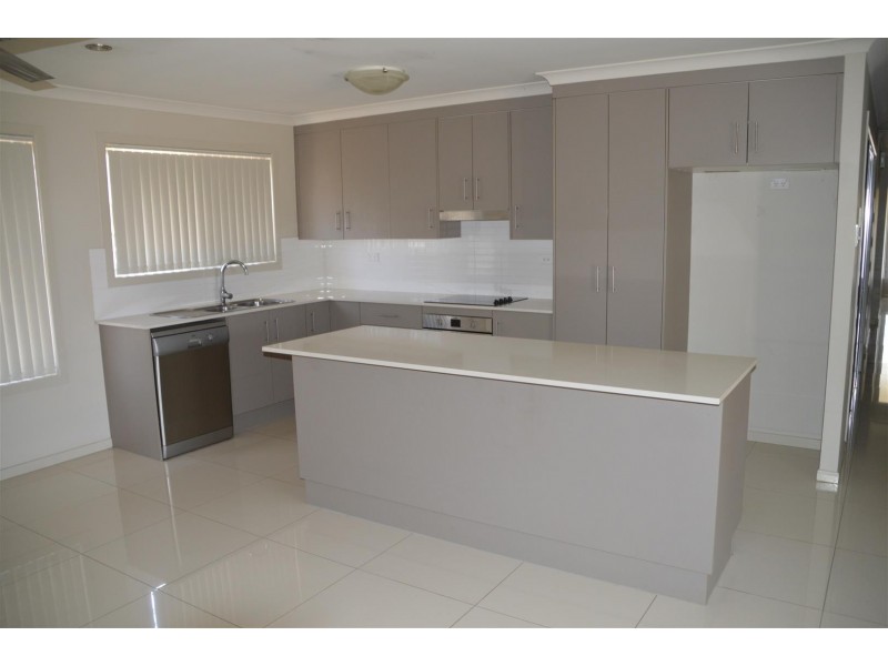 8 Owen Avenue, Gracemere QLD 4702