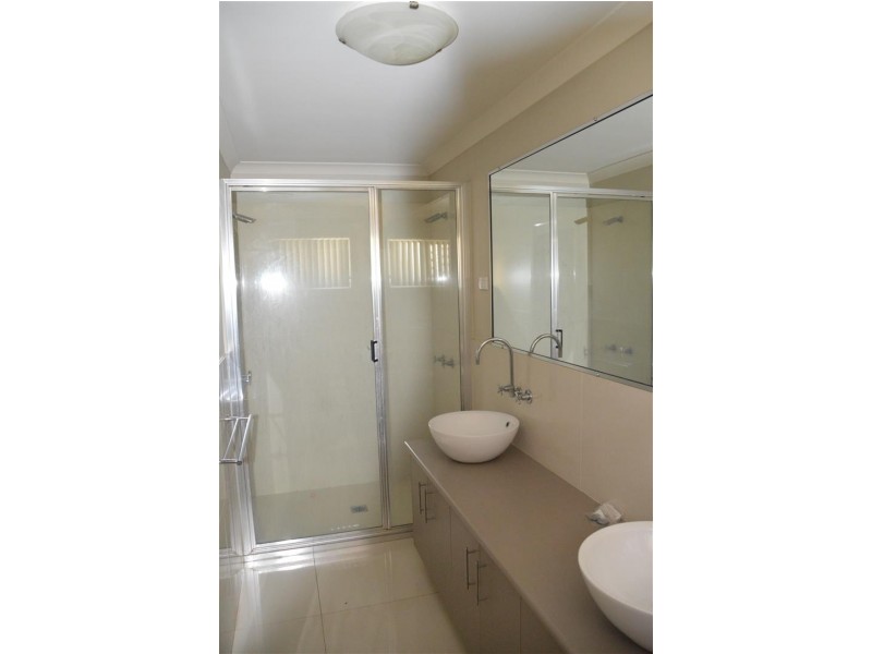 8 Owen Avenue, Gracemere QLD 4702