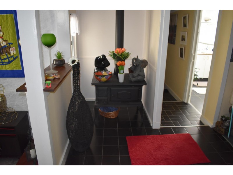 28 West Street, Mount Morgan QLD 4714