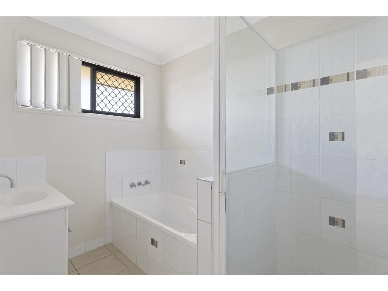 27 Seonaid Place, Gracemere QLD 4702
