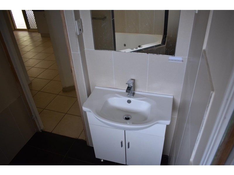 11 Rosewood Av, Gracemere QLD 4702