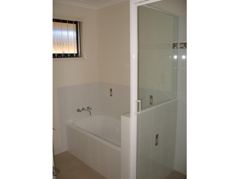 4 Seonaid Place, Gracemere QLD 4702