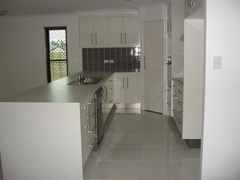 6 THOMAS STREET, Gracemere QLD 4702