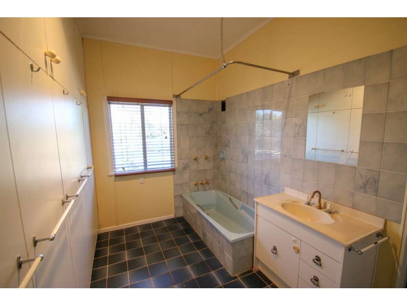 670 Hourigan Creek Road, Raglan QLD 4697