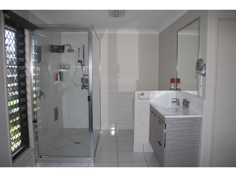 8 Jamie Crescent, Gracemere QLD 4702