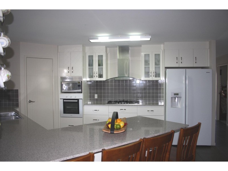 8 Jamie Crescent, Gracemere QLD 4702