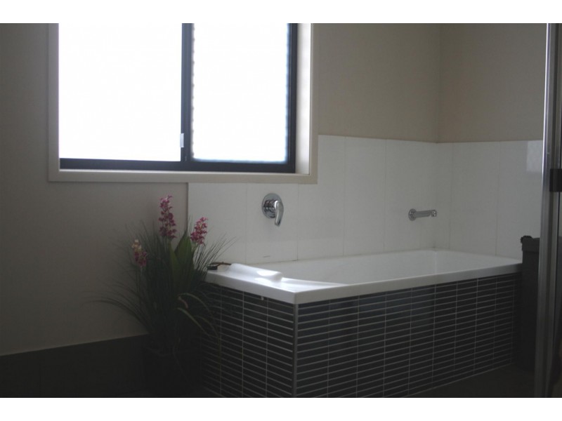 8 Jamie Crescent, Gracemere QLD 4702