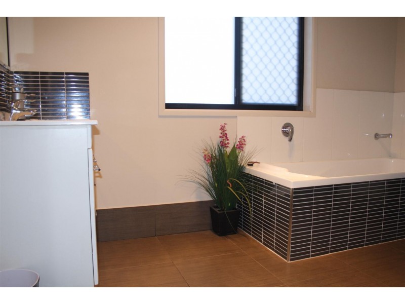 8 Jamie Crescent, Gracemere QLD 4702