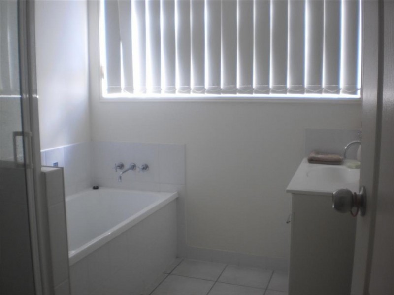 3 Seonaid Place, Gracemere QLD 4702