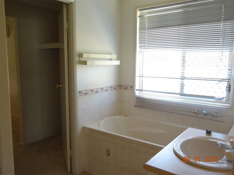 17 Rosewood Avenue, Gracemere QLD 4702