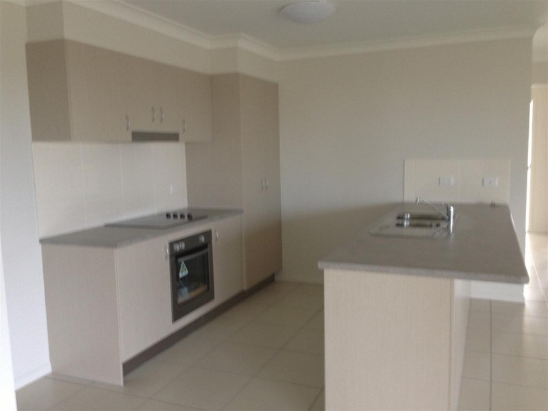 8 Bronco Crescent, Gracemere QLD 4702