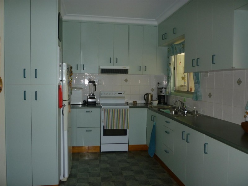 13 Neerkol Rd, Stanwell QLD 4702