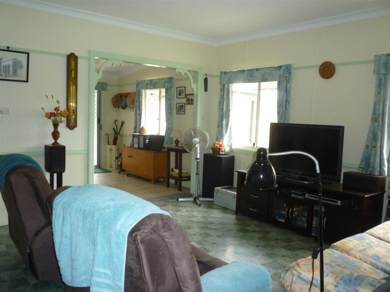 13 Neerkol Rd, Stanwell QLD 4702