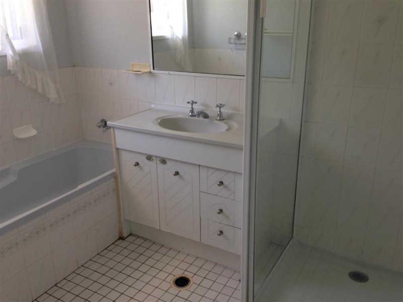 2 LORRAINE COURT, Gracemere QLD 4702