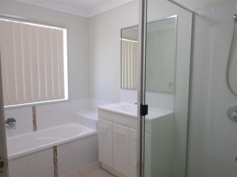 8 Tawarra Crescent, Gracemere QLD 4702