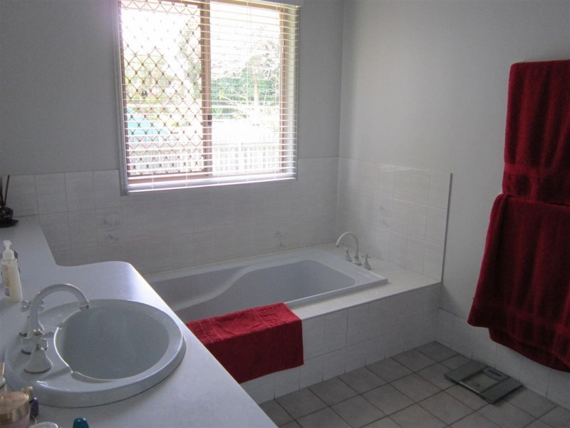 11 Blyth Avenue, Gracemere QLD 4702