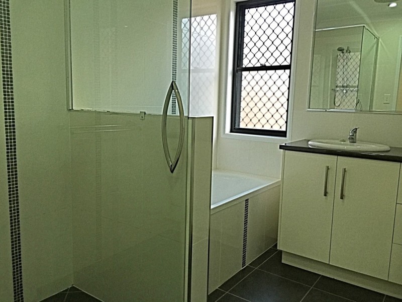 2 Thomas Street, Gracemere QLD 4702