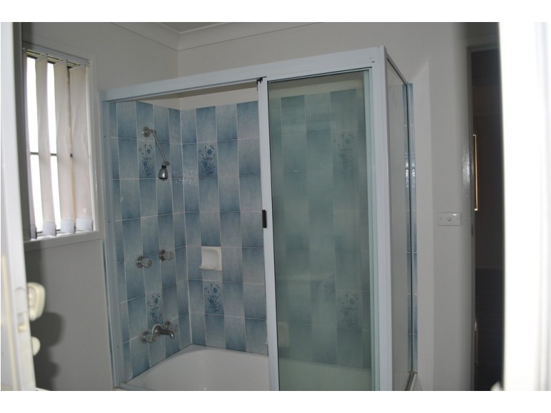 2 Clara Place, Gracemere QLD 4702