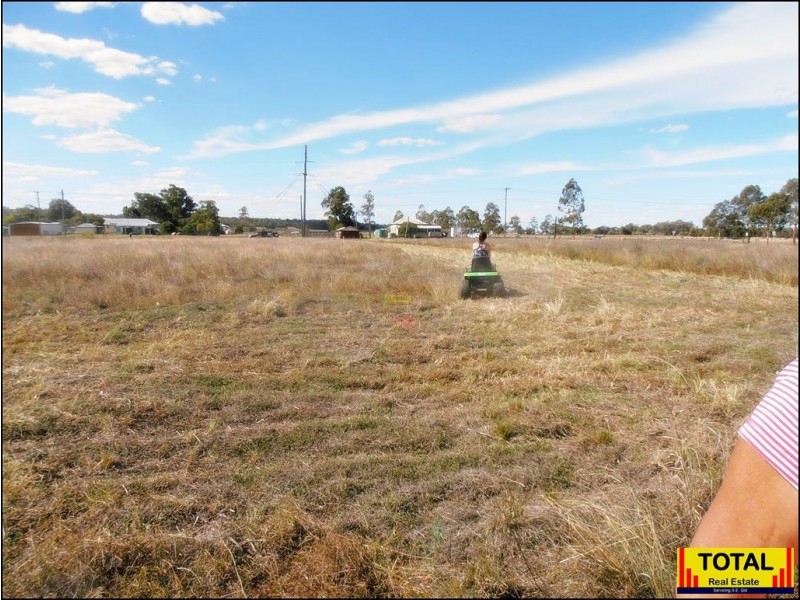 33 Earl Street, Jondaryan QLD 4403