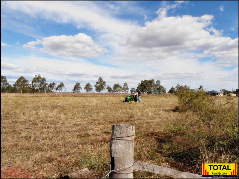 33 Earl Street, Jondaryan QLD 4403