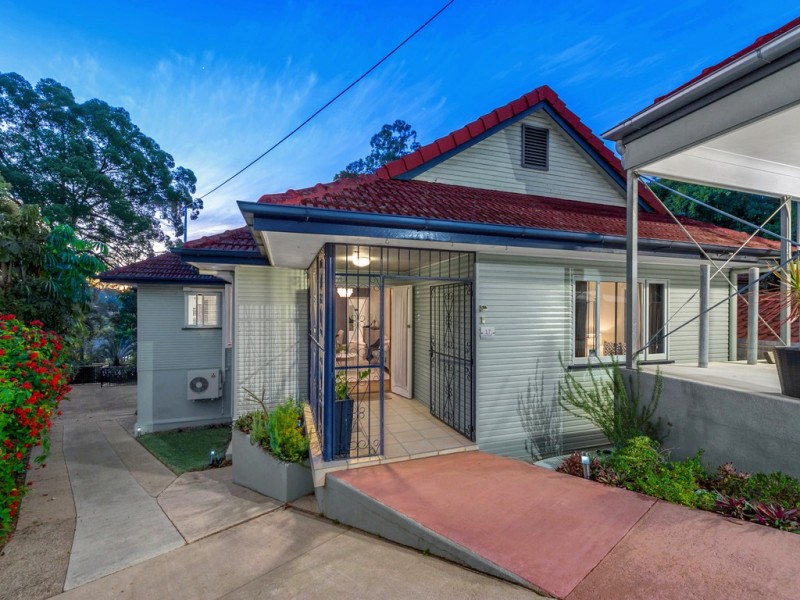 17 Gill Street, Holland Park QLD 4121