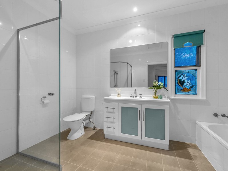 17 Gill Street, Holland Park QLD 4121