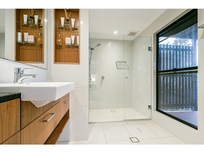 8 Simpsons Road, Bardon QLD 4065