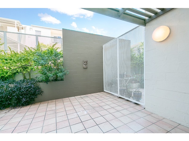 2/96 Norman Crescent, Norman Park QLD 4170