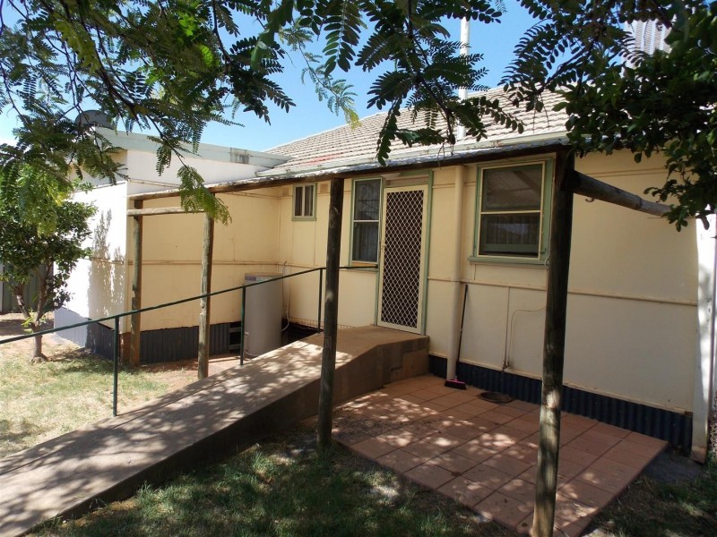 8 Porter Street, Parkes NSW 2870