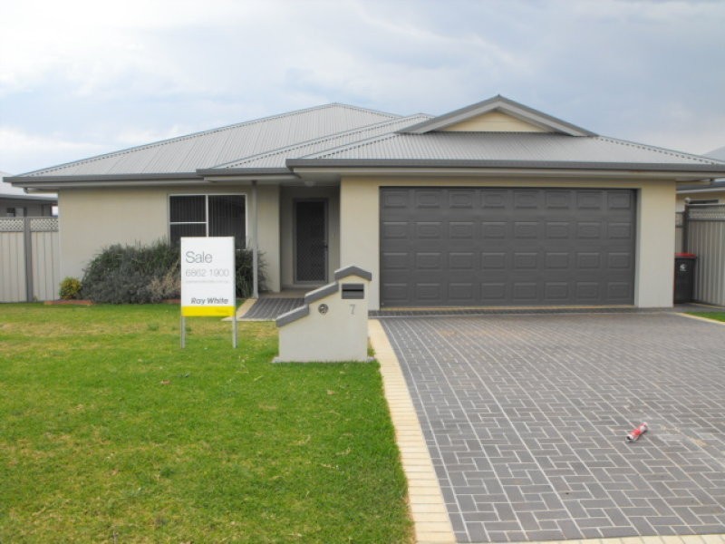 7 Koala Street, Parkes NSW 2870