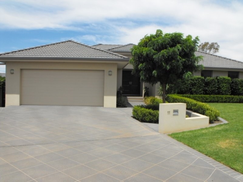 11 Avoca Pl, Parkes NSW 2870